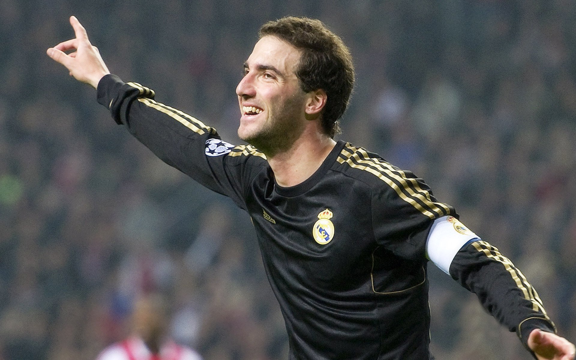 “法甲豪门斗法：战术调整成胜负关键”，德甲豪门足球俱乐部