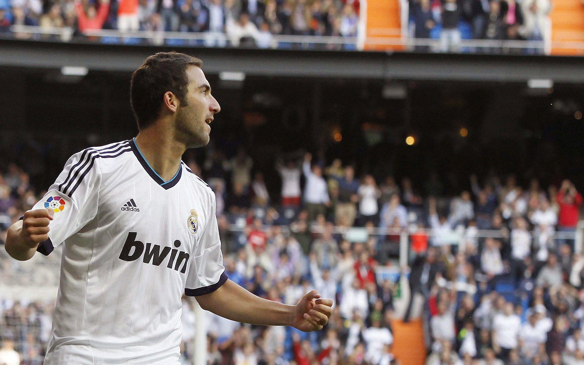 开云网址-墨西哥守门员戴羽绒服扑点球，全场沸腾，墨西哥足球守门员