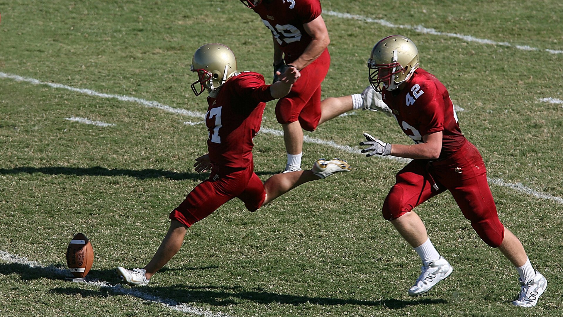 高校篮球联赛精彩纷呈，彰显青年力量，高校篮球比赛